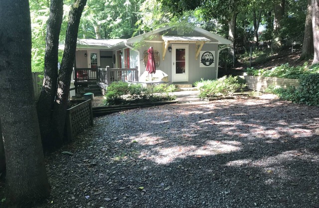 Bienvenue au Lulu’s Cottage. Un endroit calme mais pratique à WNC.
