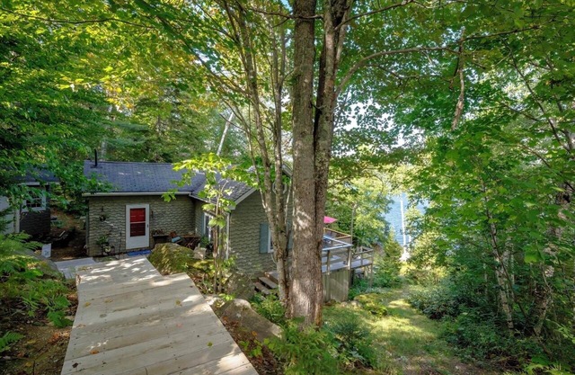 WELCOME TO "ON THE ROCKS" COTTAGE Lakeside cottage near Acadia National Park!