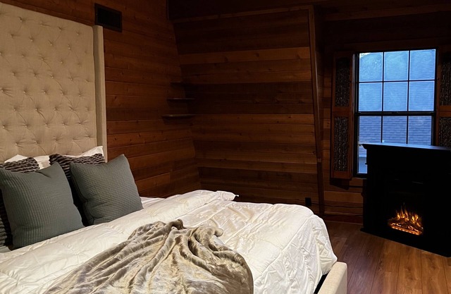 Welcome To Orlando's Chic Cabin! KING BED, FIREPLACE, SAUNA, HOT TUB, GAMES