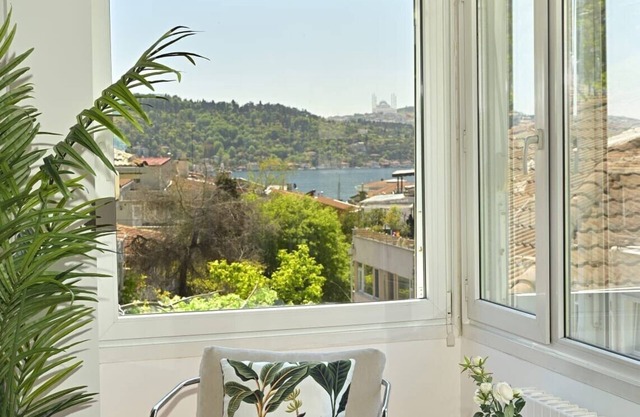 Welcome to our spacious bright triplex home with gorgeous views! Situated on the 2nd floor