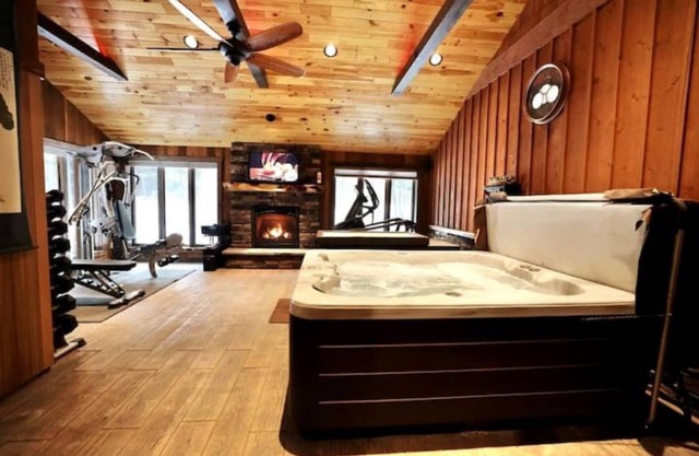 Welcome to Papa Smurfs Lakefront getaway with spa!
