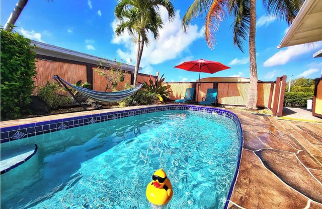 Welcome To Paradise! Private Pool, 40' Dock, SUPs, Kayak & Pet Friendly!