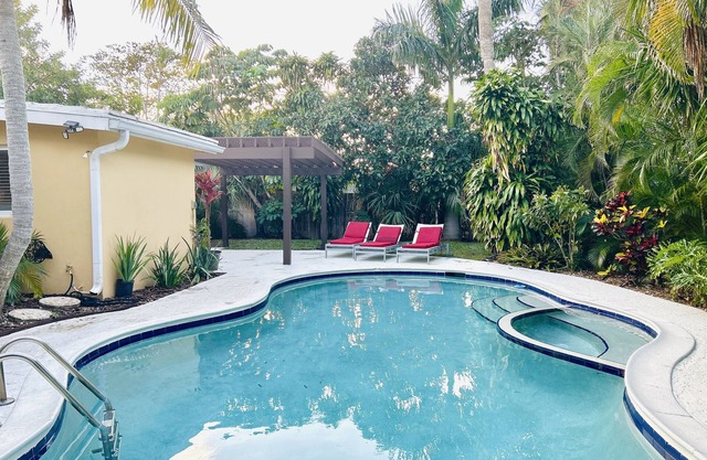Welcome to Paradise! Private home with Heated Pool at Lauderdale by the Sea.