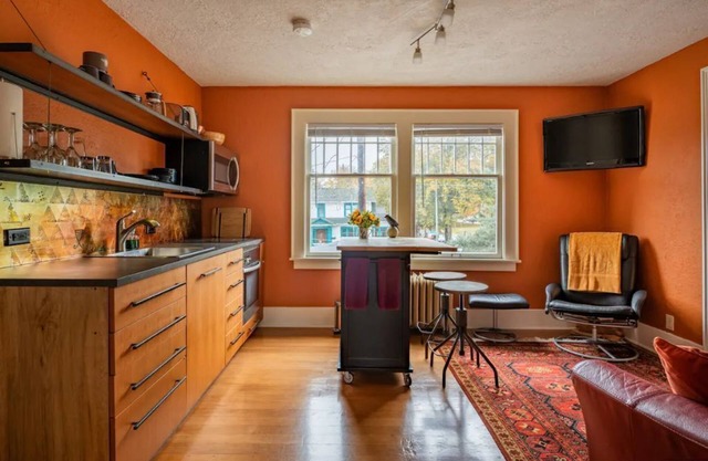 Welcome to Ravennity! Very close to Light Rail, UW, Greenlake