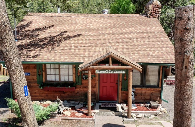 Welcome to riverfront paradise at Annie's Mountain Retreat!