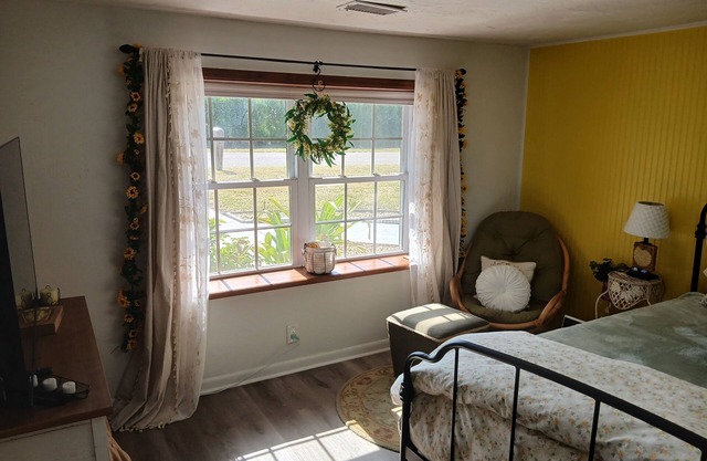 Welcome to the Beachcomber, Charming Master bedroom in pleasant Englewood, Fl