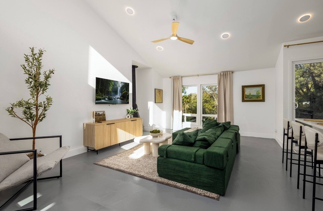Welcome to The Buzze – Stylish 2BR/2BA Stay in Prime Murrieta Location!