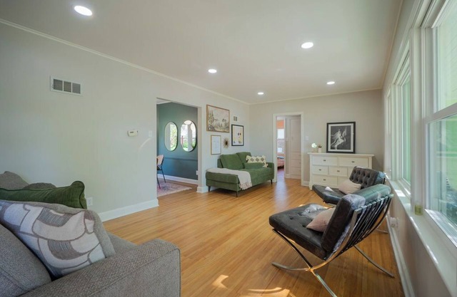 Welcome to the Enchanted Porch! Adorable 2 bed, 1.5 bath in Sioux City