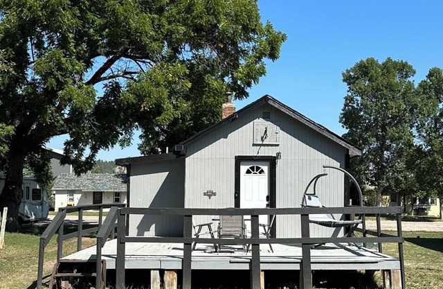 Welcome to The Hulett Hideout in historic downtown! Walk everywhere!