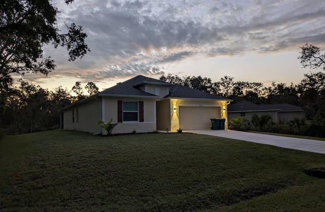 Welcome to the Sunshine! Bring the family! Minutes from the BEACH and shopping!
