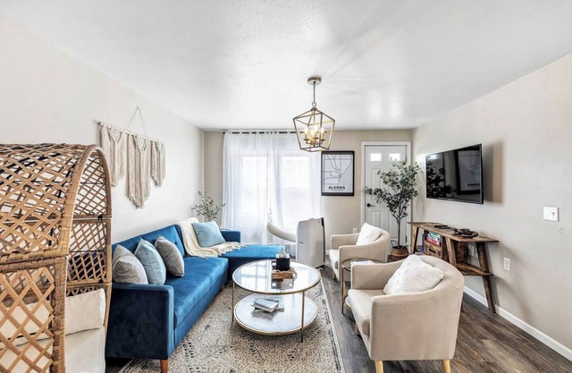 Welcome to The Steele Magnolia!! Completely renovated 2 bed/1ba plus bonus pull out futon couch