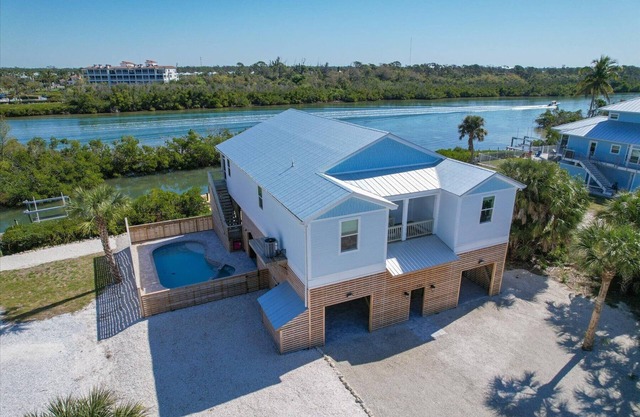 Welcome to the Tipsy Turtle: Luxury 4 bedroom home with Pool and Private Dock on Palm Island