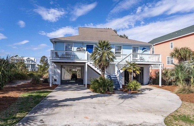 Welcome to the Blue Mermaid on Harbor Island! The perfect vacation getaway.