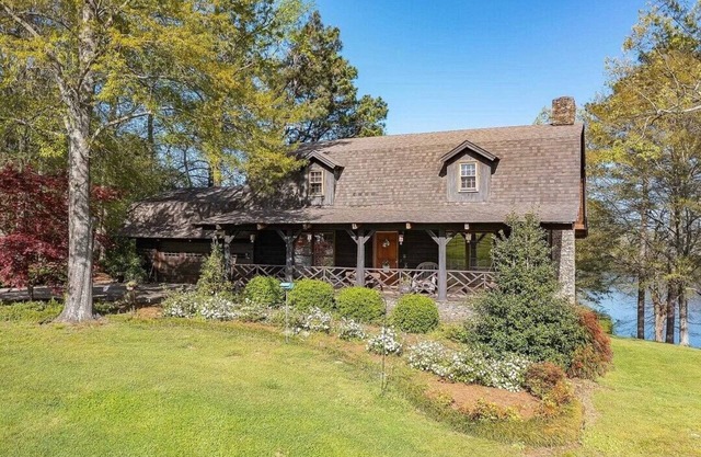 Peaceful lake front log home retreat