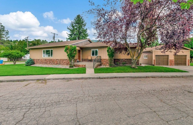 Welcome to your Missoula getaway! A spacious stay near Downtown & the University
