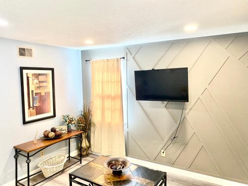 Welcome travel workers, King bed, 2br 1 ,5 ba, 4beds sleep 5, Valero, Blue oval