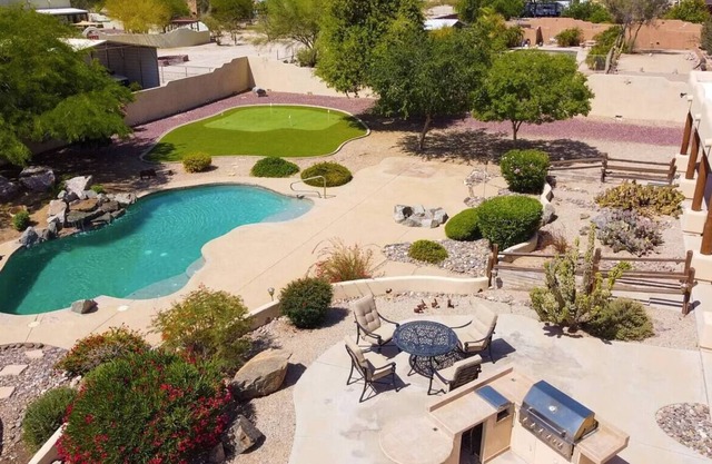 Fun in The Sun! Pool! Putting Green! Pool Table!