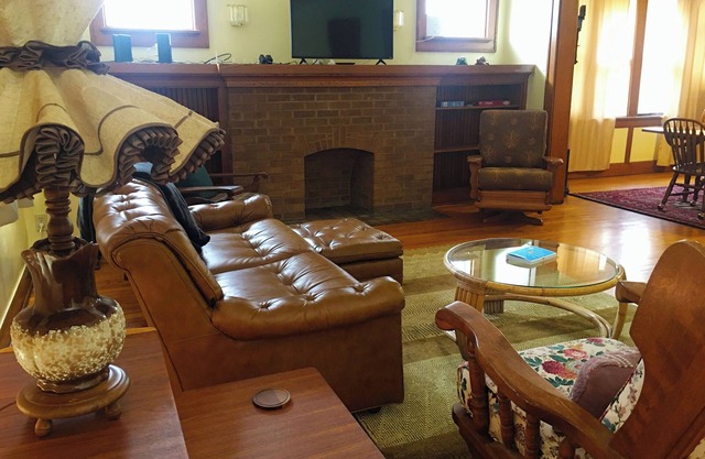 Welcoming 2-bedroom apartment in urban Milwaukee