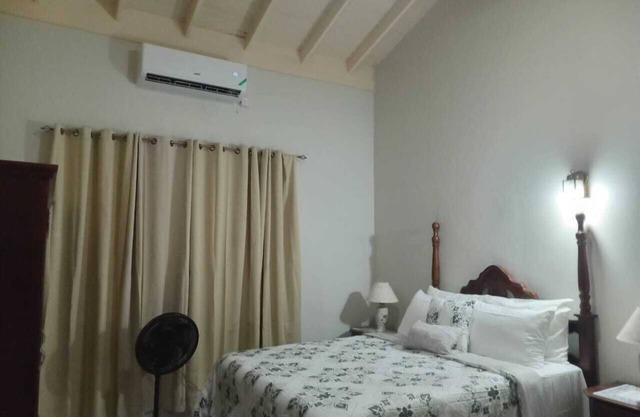 Welcoming 2-bedroom house with AC in Kingston