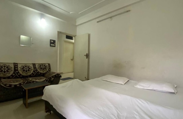 Welcoming 3-bedroom apartment with AC in Varanasi