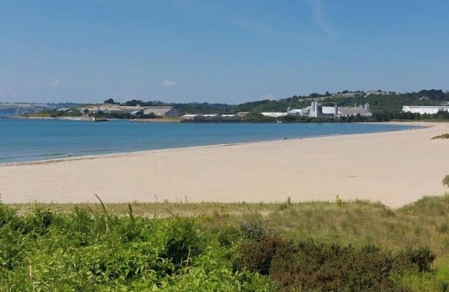 Welcoming 3 Bedroom Caravan 2 Min Walk to Beach