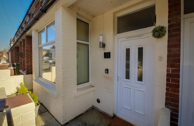 Welcoming 4 Bed Holiday Home in Eastbourne