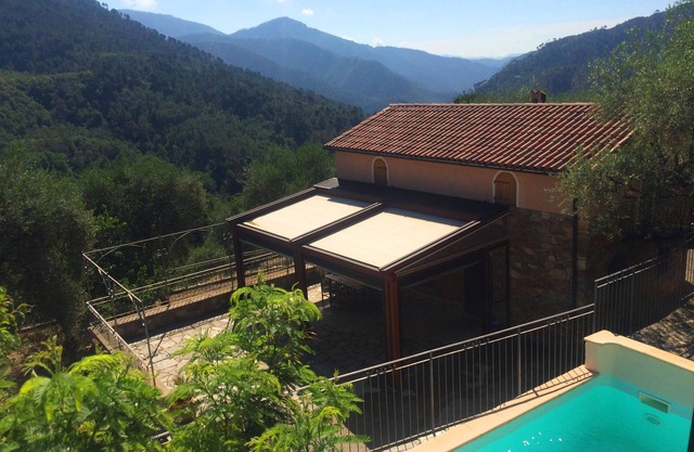Villa accueillante et tranquille dans oliveraie centenaire. Piscine et conforts