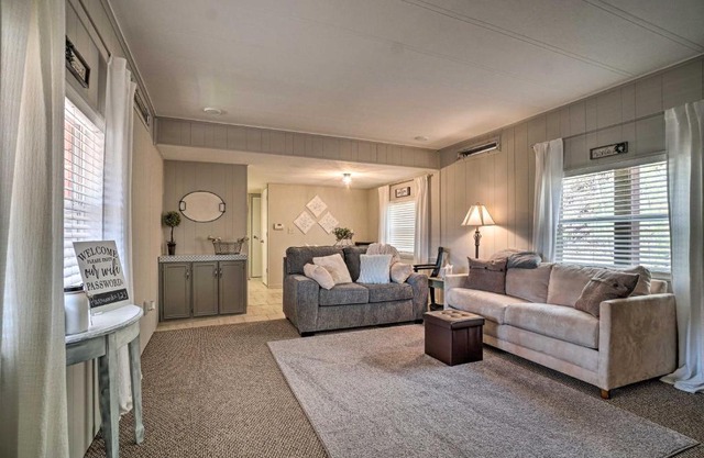 Welcoming Cabin Less Than 10 Miles from Hayesville!