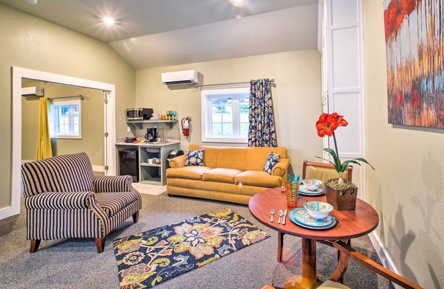 Centre-ville Branson Cottage w / accès à la piscine + foyer!