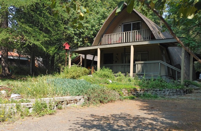 NOUVELLE LISTE! Maison rustique avec de grandes terrasses et un poêle à bois situé au cœur de McCall