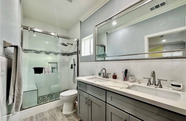 Welcoming house in city Westminster close to local malls and amusement parks