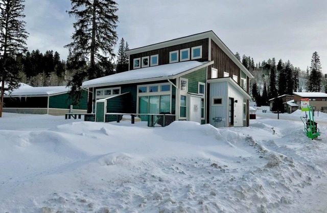 Welcoming Modern Ski & Adventure Retreat: Free Ski Resort Shuttle right outside!