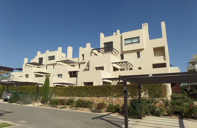 Appartement bien aménagé au premier étage avec grande terrasse panoramique.