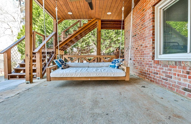 Well-appointed Lake Oconee retreat in a great location!