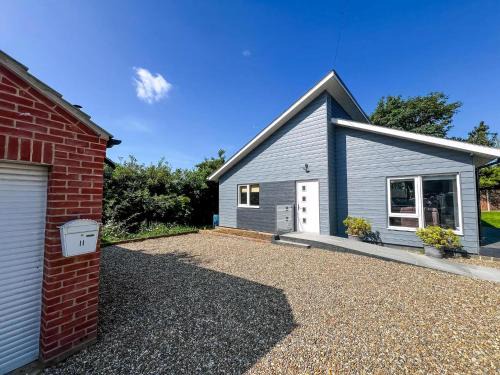 Well Designed Bungalow In The Seaside Resort Of Hemsby, Ref 99011Og