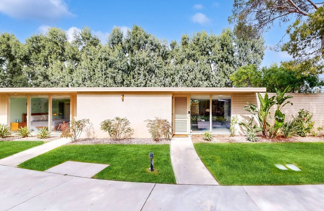 Well-designed & modern villa with patios, pool & hot tub - walk to downtown