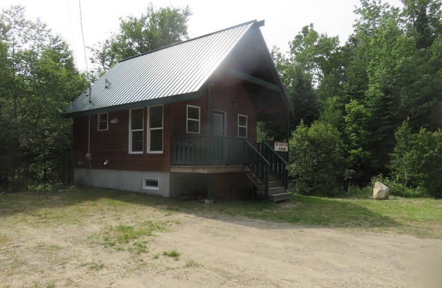 Well equipped 3-bedroom chalet in Andover Maine including AC, WiFi.