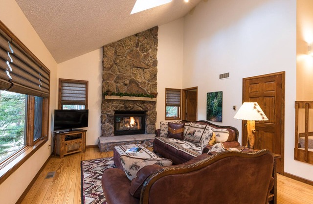 Parfait maison de vacances! Profitez de vues sur la montagne et la rivière à côté de Rocky Mountain N. P.