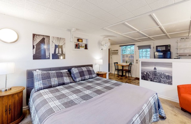Well-equipped cottage near Downtown Eureka Springs with WiFi, smart TV, patio
