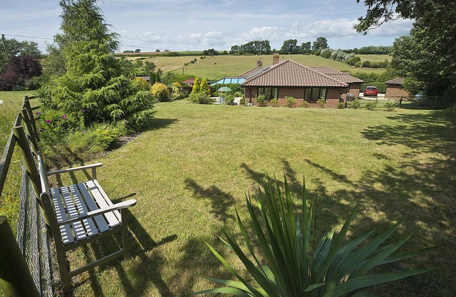 Maison de vacances familiale bien équipée avec jardin dans un endroit rural calme.