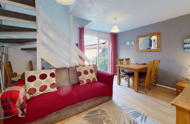 24 Strawberry Hill, Tolroy Manor