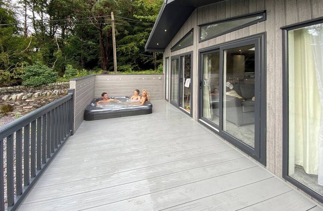 well-equipped lodge with two king-size beds and two twin bedrooms.