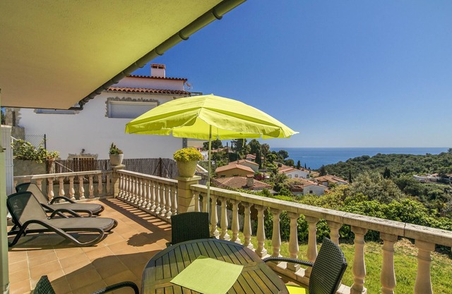 Well-kept house with wonderful sea views and communal pool