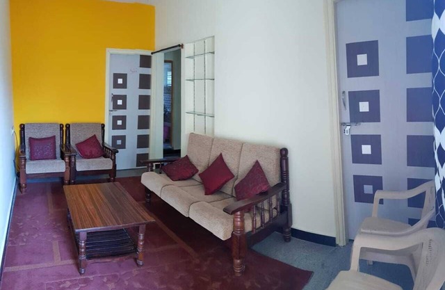 Appartement 2BHK bien situé au 2ème étage, maison indépendante