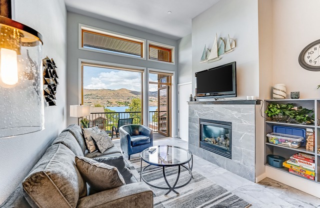 Condo bien situé avec terrasse, piscine et bain à remous partagés, endroit calme