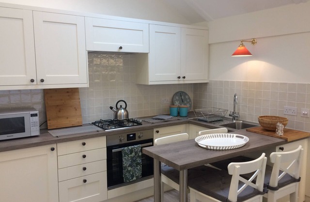 Well-located one-bedroom flat in leafy Chiswick, London