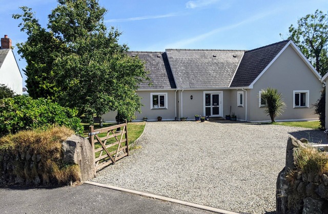 Eh bien présenté 3 bedroomed bungalow lucarne avec parking, jardin et vue