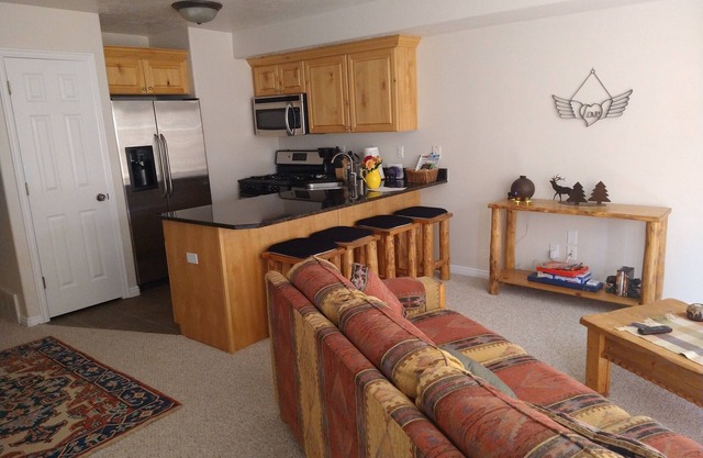 Well Stocked Family Condo Right on Golf Course - Near Pool & Hot Tub