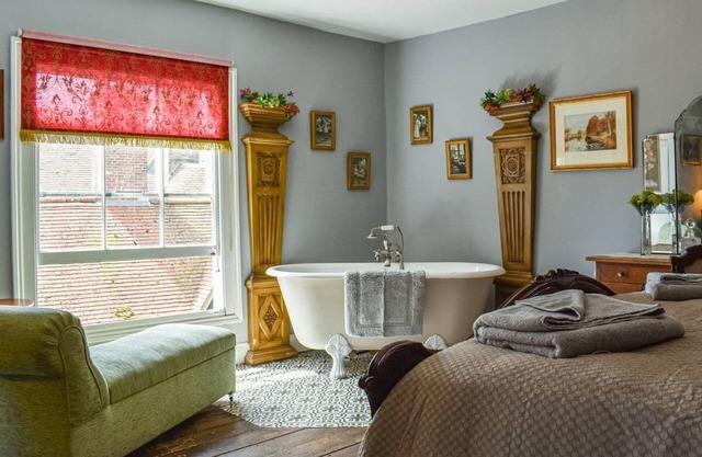 WELLESLEY RETREAT - Romantic luxury High Street apartment