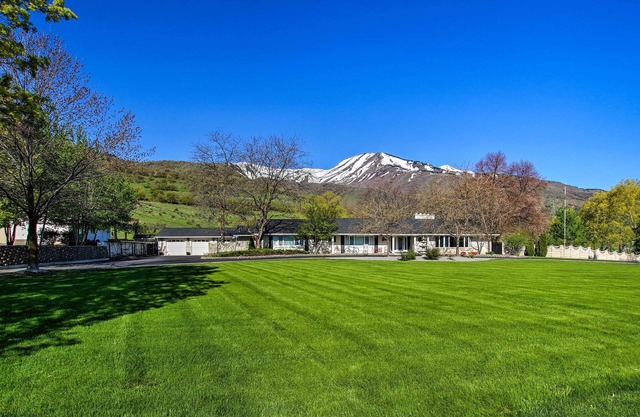 Wellsville House w / Mtn Views, Yard & Tennis Court!